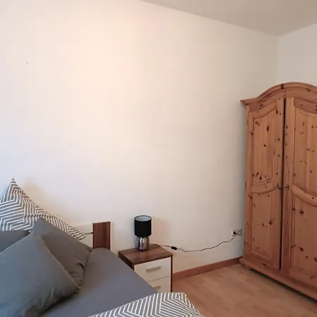 아파트 Doppelzimmer, Schreibtisch, Internet Mit Bad Und Kuche Mitbenutzung